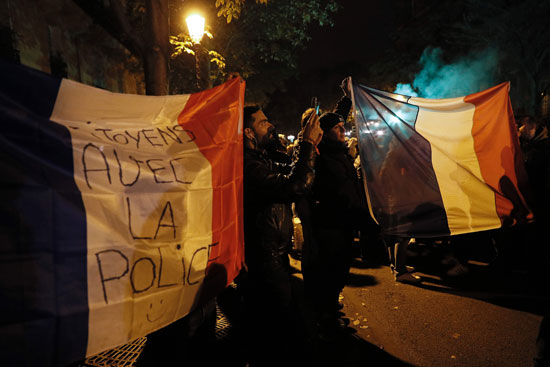 أفراد من الشرطة الفرنسية يتظاهرون بالعلم الفرنسى